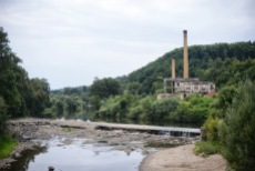 Krajobraz Młynowa z ruinami fabryki papieru.