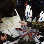 Nawigacją w terenie zajęła się młodsza część ekipy, narady nad mapą były burzliwe.